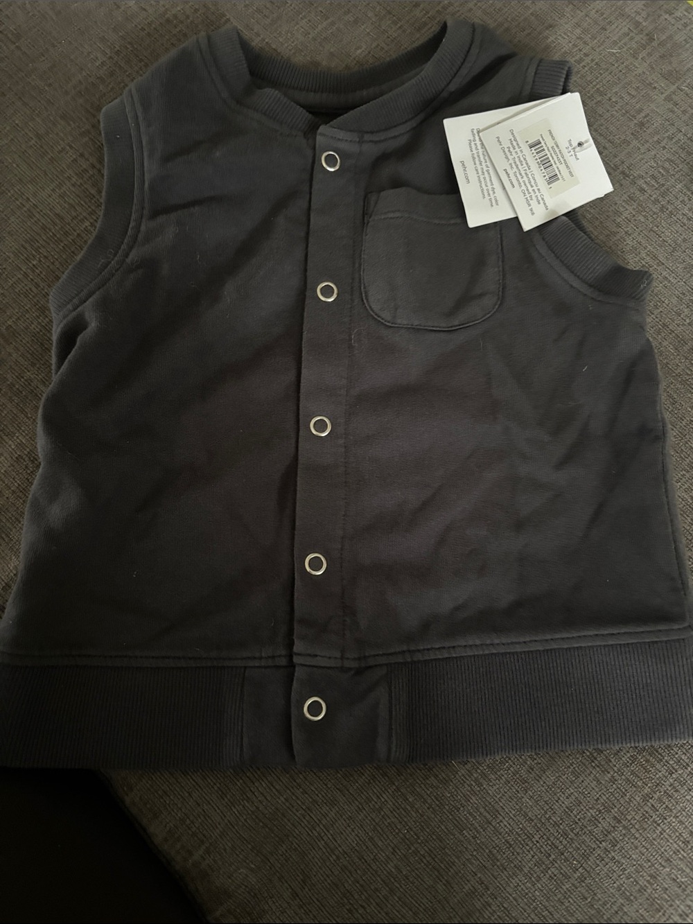 Classic Black Snap-Front Sleeveless Vest with Chest Pocket